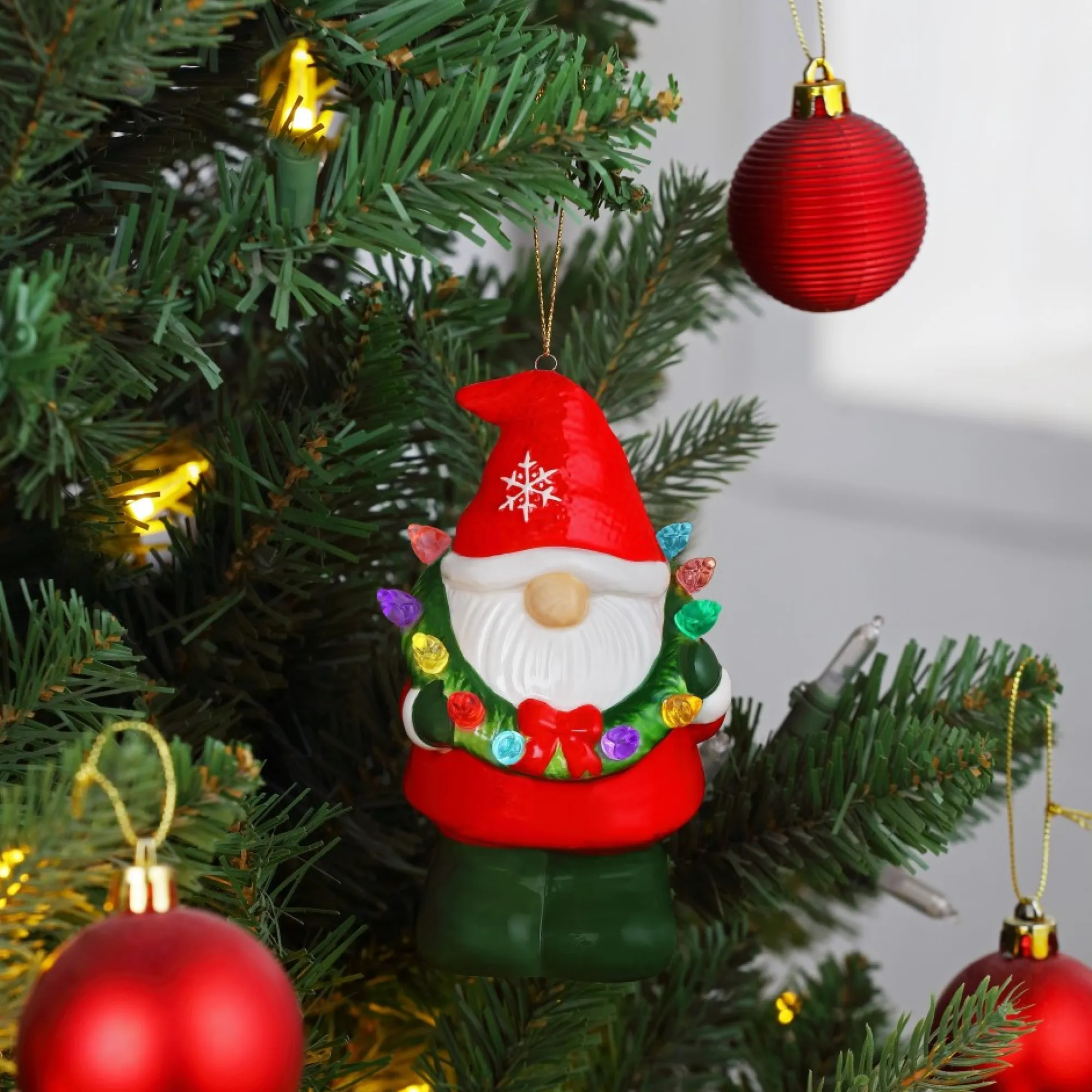 Mr. Christmas Ornaments>Mini Nostalgic Ceramic Figure - Gnome With Wreath